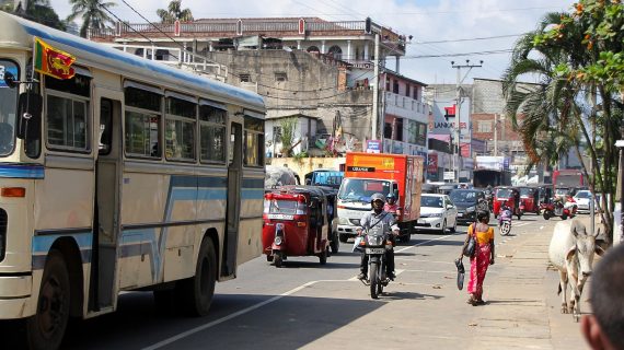 Normaler Tag auf den Hauptstraßen Sri Lankas