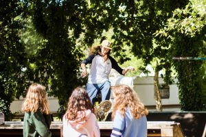 Practica en la mini rampa de skate para mejorar tu surf Mini rampa skate junior surf camp Francia