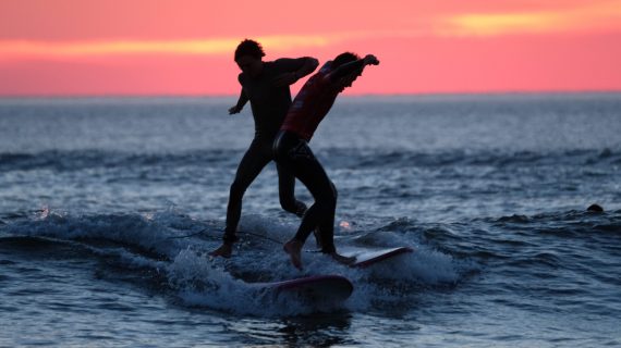 Surfen bis zum Sonnenuntergang