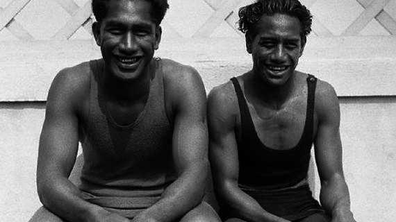 Surfvater Duke Kahanamoku (links) und sein Bruder Surfvater Duke Kahanamoku (links) und sein Bruder