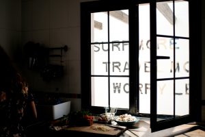 Essensvorbereitungen in der Gemeinschaftsküche Essensvorbereitungen in der Gemeinschaftsküche