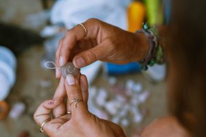 Gemeinsames Basteln im Surfcamp San Vicente