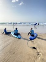 Sociabiliza y conoce nuevas amistades Sociabiliza Escuela de surf el cotillo