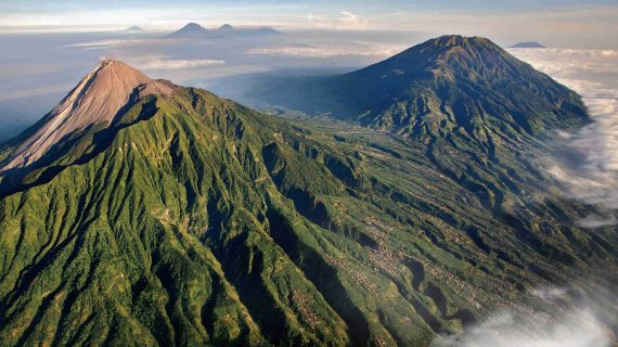 Der Merapi und sechs weitere Vulkane auf Java Der Merapi und sechs weitere Vulkane auf Java