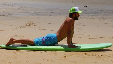 Wie bei einem Liegestütz drückst du deinen Oberkörper mit gestreckten Armen unter den Schultern in aufrechte Haltung. Wie bei einem Liegestütz drückst du deinen Oberkörper mit gestreckten Armen unter den Schultern in aufrechte Haltung.