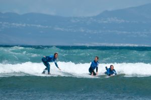 Partywelle im Fortgeschrittenensurfkurs in Fuerteventura