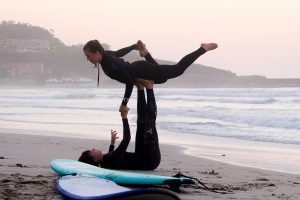 Acroyoga después del surf Acroyoga surf camp Cantabria