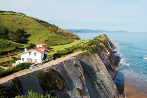 Hermoso paisaje en San Vicente de la Barquera Hermoso paisaje campamento de surf junior Cantabria