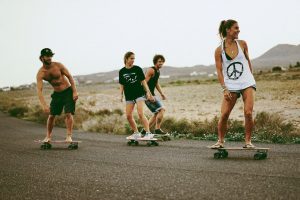 Skatesession in Mitten der schönen Vulkanlandschaft Fuerteventuras