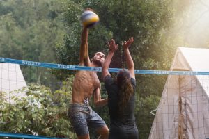 Spannendes Volleyball-Match im Surfcamp Moliets Spannendes Volleyball-Match im Surfcamp Moliets