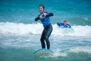 Strahlende Gesichter im Familiensurfunterricht auf Fuerteventura