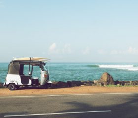 Mit dem Tuk-Tuk zu den Wellen Mit dem Tuk-Tuk zu den Wellen