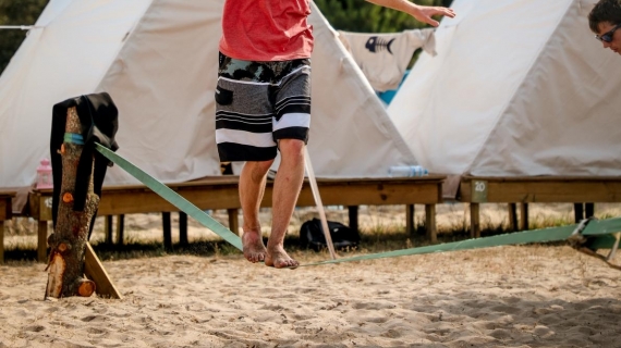 Slacklining im Surfcamp ab 25 Slacklining im Surfcamp Le Pin Sec
