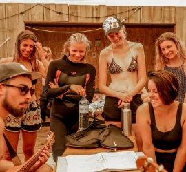 Abhängen und Jammen im Surfcamp