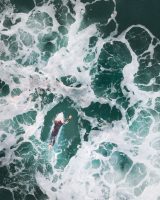 Surfer beim Rauspaddeln in Le Pin Sec