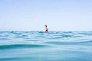 Surfista junior esperando ola surf camp junior