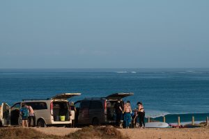 Surfgruppe vor dem Surfkurs in Fuerteventura