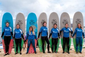 Surfgruppe vor dem Surfunterricht auf Fuerteventura