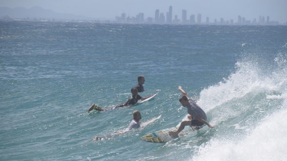 Surfen vor der Skyline der Gold Coast