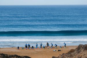 Trockenübungen im Surfkurs auf Fuerteventura
