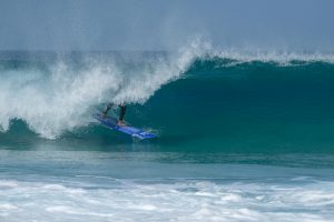 Unser Surflehrer Pol in einer Barrel mit seinem Softtop auf Fuerteventura