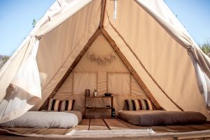 Unsere Glamping-Zelte sind größer als manch eine Studenten-WG Unsere Glamping-Zelte sind größer als manch eine Studenten-WG