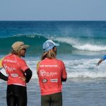 Unsere achtsamen Surflehrer sorgen durchgehend für eure Sicherheit im Wasser Unsere achtsamen Surflehrer sorgen durchgehend für eure Sicherheit im Wasser