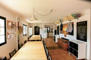 Unsere geräumige Gemeinschaftsküche im Surfcamp auf Fuerteventura Unsere geräumige Gemeinschaftsküche im Surfcamp auf Fuerteventura
