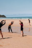 Aufwärmen vor dem Surfunterricht in Moliets 