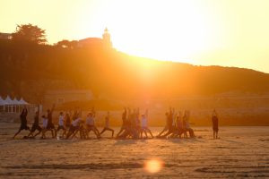 Yoga en la playa al atardecer Yoga playa atardecer surf camp San Vicente