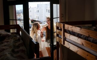 Zwei Gäste auf dem Balkon ihres 4-Bett Zimmers