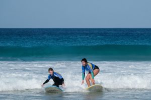 Iniciándose en la práctica del surf Dos estudiantes surf camp Fuerteventura.