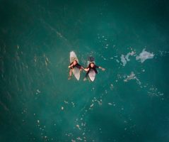 Zwei unserer Surflehrer im Wasser in Vieux Boucau