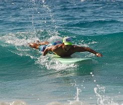 Eine Welle backhand surfen wird einfacher, wenn du diese bereits etwas schräg anpaddelst. Eine Welle backhand surfen wird einfacher, wenn du diese bereits etwas schräg anpaddelst.
