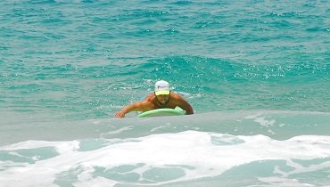 Paddel so lange, bis du spürst, dass dich die Energie des Wassers erreicht und dein Surfbrett anhebt. Paddel dann weiter, bis du merkst, dass dich die Welle ohne Paddeln mitnimmt. Paddel so lange, bis du spürst, dass dich die Energie des Wassers erreicht und dein Surfbrett anhebt. Paddel dann weiter, bis du merkst, dass dich die Welle ohne Paddeln mitnimmt.
