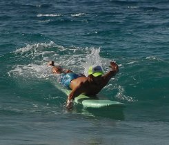 Du paddelst die ankommende Welle mit voller Kraft an. Du paddelst die ankommende Welle mit voller Kraft an.