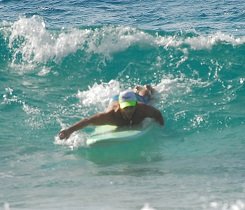 Eine surfbare Welle kommt auf dich zu. Du beginnst kraftvoll zu paddeln bereits mit Blick in Surfrichtung. Eine surfbare Welle kommt auf dich zu. Du beginnst kraftvoll zu paddeln bereits mit Blick in Surfrichtung.