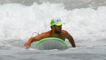 Eine Weißwasserwelle ist im Anmarsch und du beginnst kraftvoll zu paddeln. Eine Weißwasserwelle ist im Anmarsch und du beginnst kraftvoll zu paddeln.