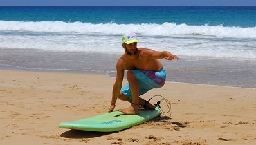 Der zur Schaum-Wellenwand gerichtete Arm zeigt auf Schulterhöhe in Surfrichtung. Das Gewicht liegt auf deinem hinteren Bein. Der zur Schaum-Wellenwand gerichtete Arm zeigt auf Schulterhöhe in Surfrichtung. Das Gewicht liegt auf deinem hinteren Bein.