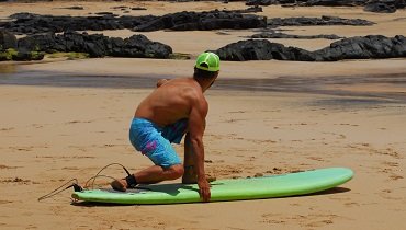 Dein von der Wellen abgewandter Arm greift kurz an das Rail. Du ziehst mit diesem dein Surfboard an die Schaumwand. Bleibe tief in den Knien. Dein von der Wellen abgewandter Arm greift kurz an das Rail. Du ziehst mit diesem dein Surfboard an die Schaumwand. Bleibe tief in den Knien.