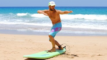 Nur dein Oberkörper dreht sich zusammen mit deinen Armen und deinem Blick in die Surfrichtung, die Fußstellung bleibt. Nur dein Oberkörper dreht sich zusammen mit deinen Armen und deinem Blick in die Surfrichtung, die Fußstellung bleibt.