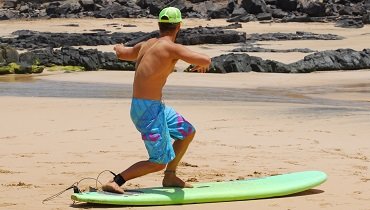 Halte deine Arme konsequent in die Richtung, in die du surfen möchtest. Halte deine Arme konsequent in die Richtung, in die du surfen möchtest.