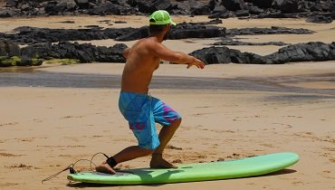 Um eine Welle backhand zu surfen, musst du diese Richtung anvisieren und anfangen deinen Körper in diese Richtung zu drehen. Um eine Welle backhand zu surfen, musst du diese Richtung anvisieren und anfangen deinen Körper in diese Richtung zu drehen.