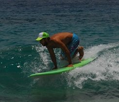 Versuche so schnell wie möglich in die Surfhaltung zu kommen und die Welle vor dem Brechen zu surfen.  Versuche so schnell wie möglich in die Surfhaltung zu kommen und die Welle vor dem Brechen zu surfen.