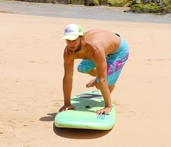 Schwinge dich seitlich auf dein Surfbrett. Schwinge dich seitlich auf dein Surfbrett.