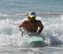 Verlagere dein gesamtes Körpergewicht auf deine Abstützpunkte. Verlagere dein gesamtes Körpergewicht auf deine Abstützpunkte.