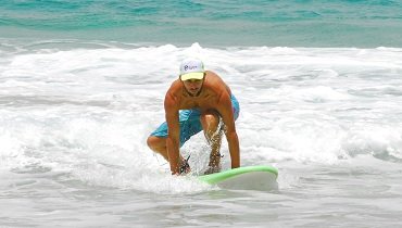 Begebe dich zügig in Surfstellung. Begebe dich zügig in Surfstellung.