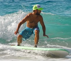 Du nimmst die Surfhaltung ein. Du nimmst die Surfhaltung ein.