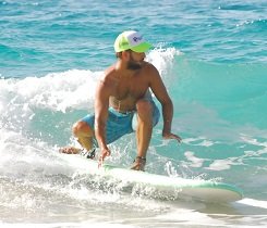 Du legst dein Körpergewicht auf dein hinteres Bein und drehst dein Surfboard an die Wellenwand. Du legst dein Körpergewicht auf dein hinteres Bein und drehst dein Surfboard an die Wellenwand.