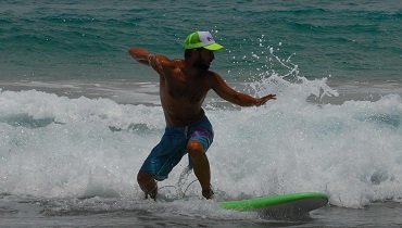 Mit Gewicht auf deinem hinteren Bein ziehst du dein Surfbrett seitlich an den Schaum der Welle. Mit Gewicht auf deinem hinteren Bein ziehst du dein Surfbrett seitlich an den Schaum der Welle.